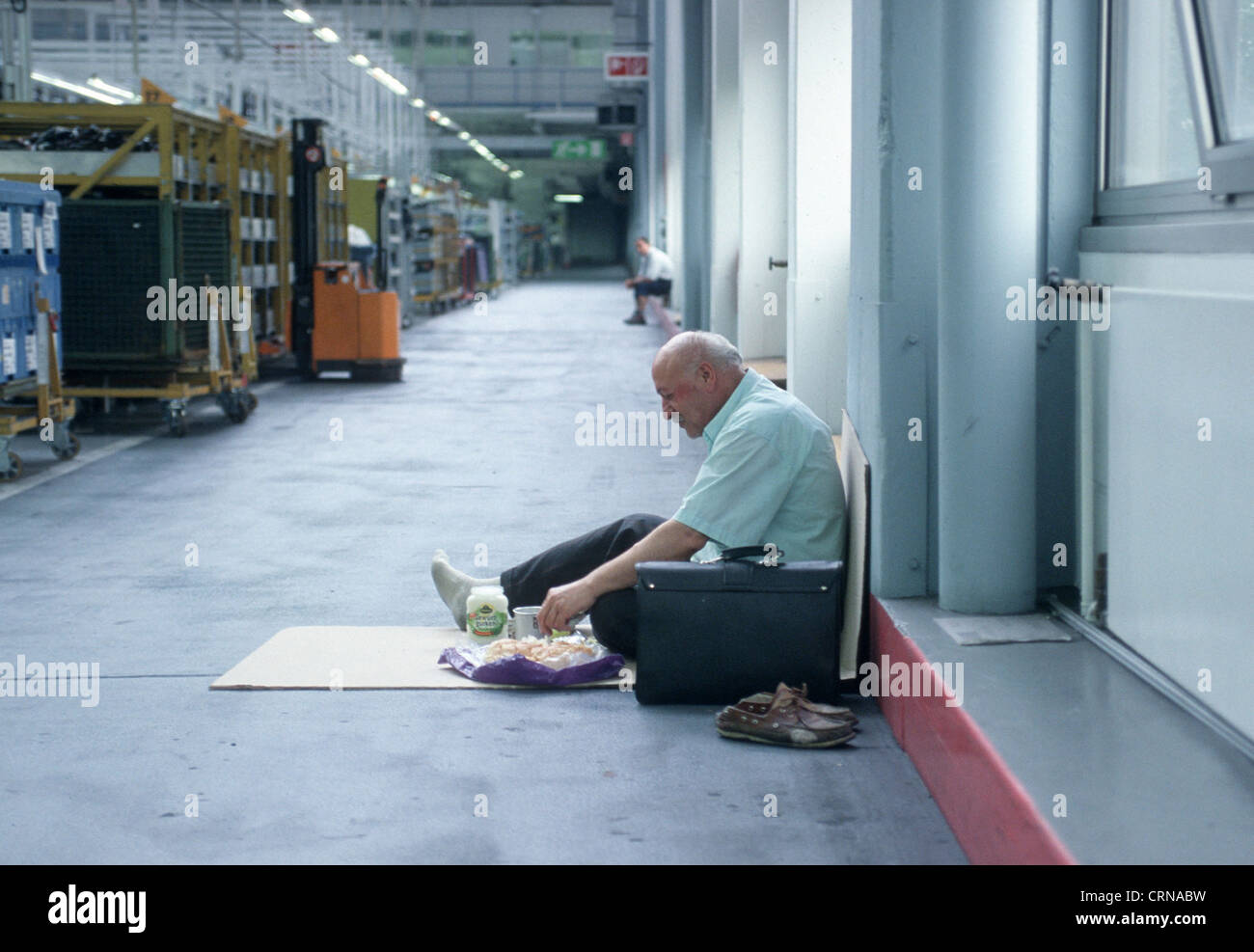 Trabajador tome un descanso en la planta principal en Stuttgart-Sindelfingen Foto de stock
