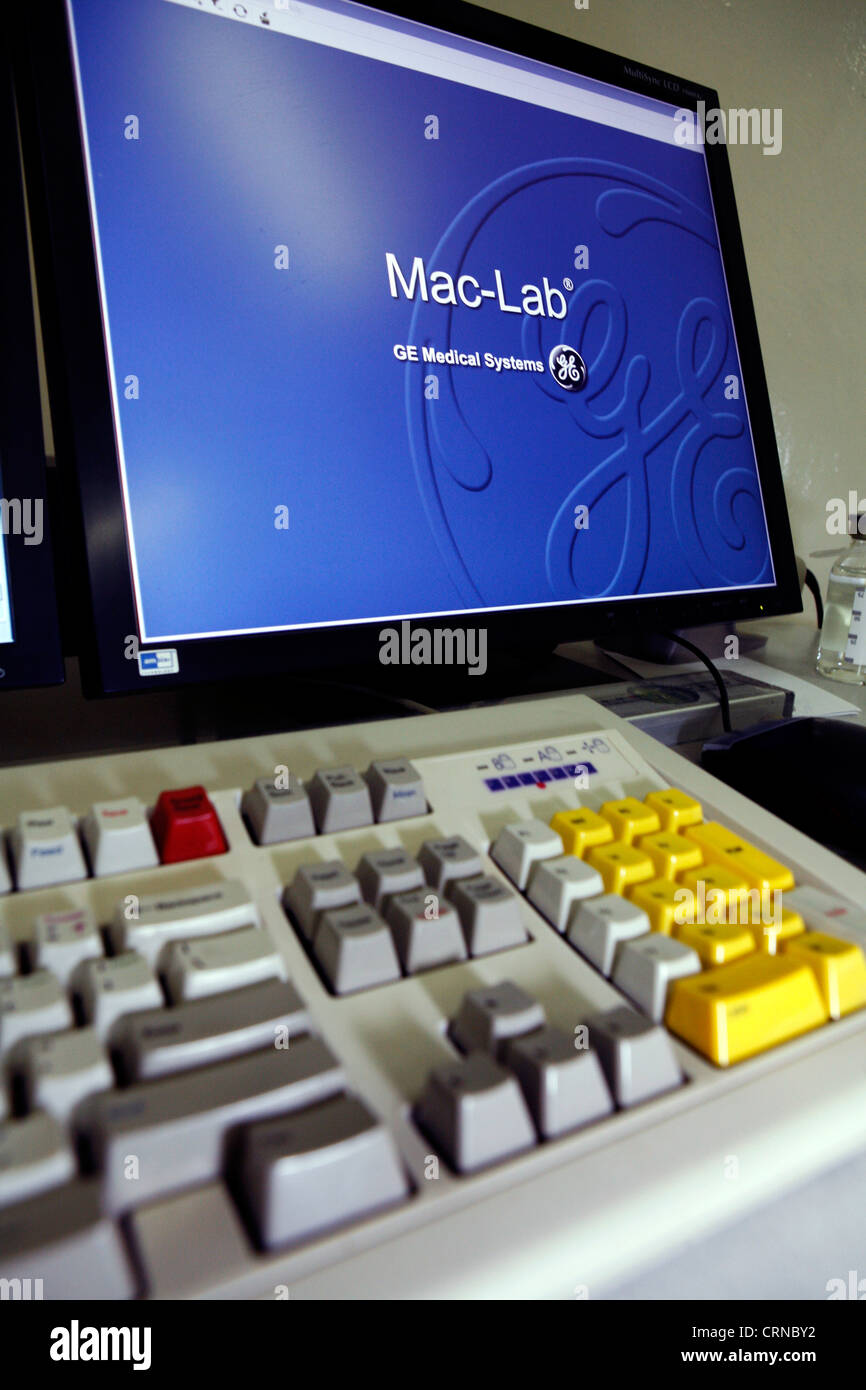 Teclado de ordenador y pantalla de ordenador mostrar Mac-Lab y logotipo de GE Medical Systems. Foto de stock