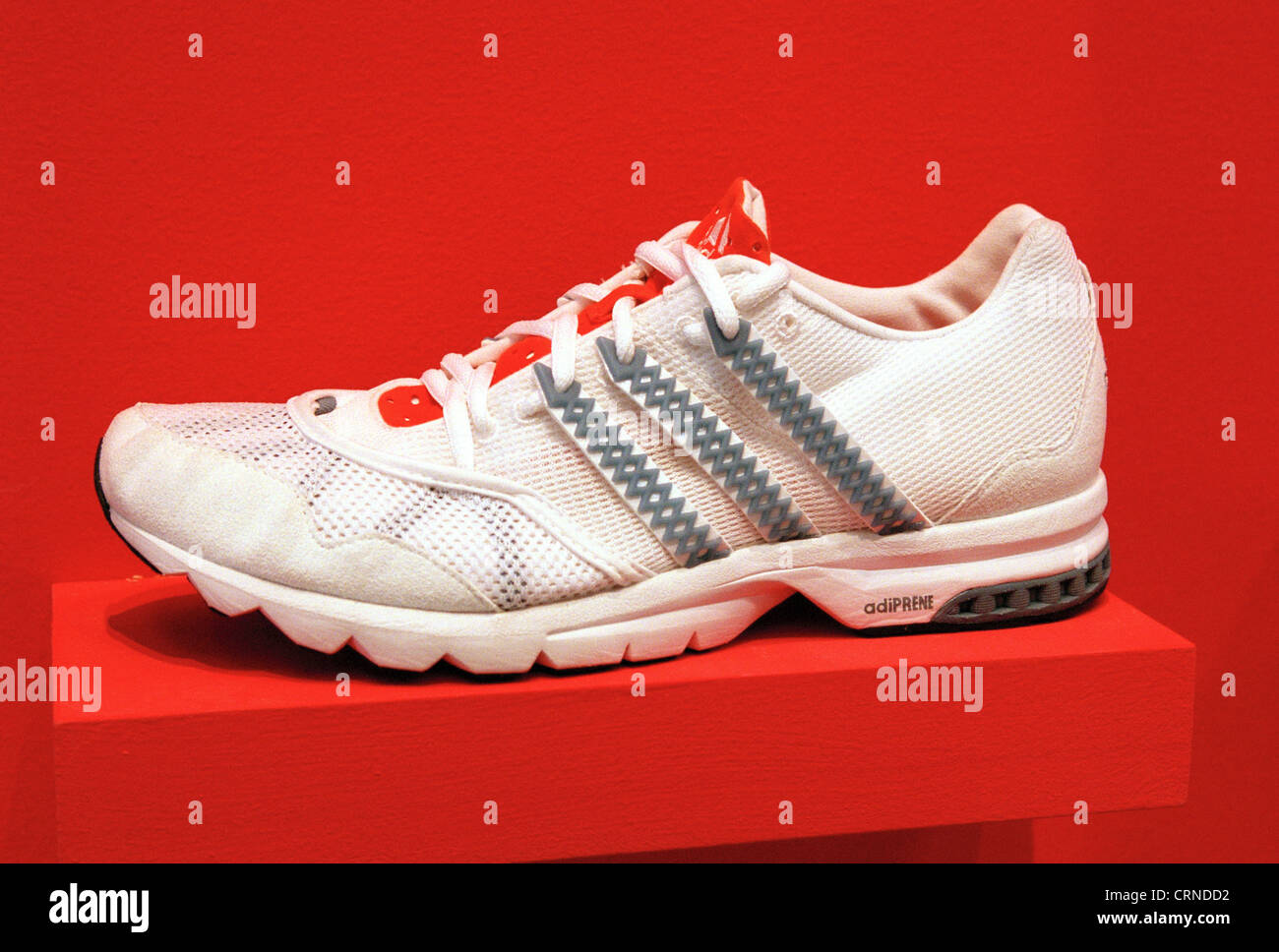 embargo Fuera de Perforación Adidas running shoes fotografías e imágenes de alta resolución - Alamy