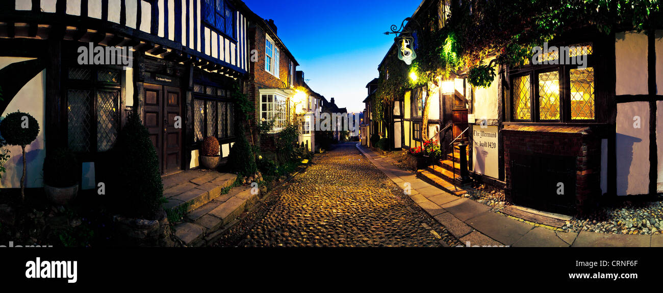 Vistas panorámicas de la pintoresca calle adoquinada afuera de la histórica Mermaid Inn en el centeno. Foto de stock