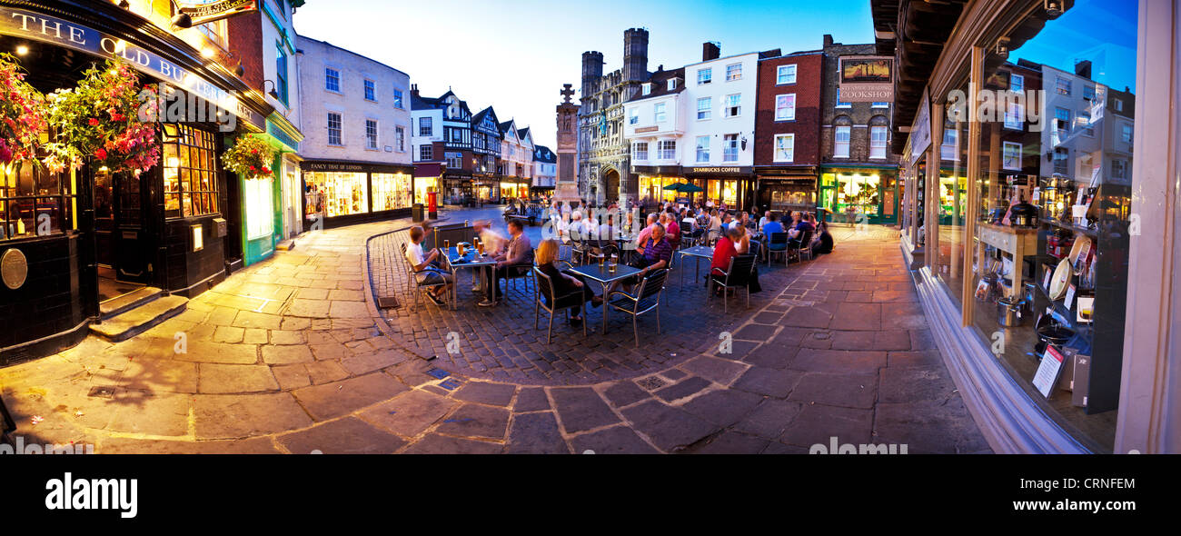 Una vista panorámica de gente sentada fuera bebiendo en el Buttermarket en Canterbury. Foto de stock