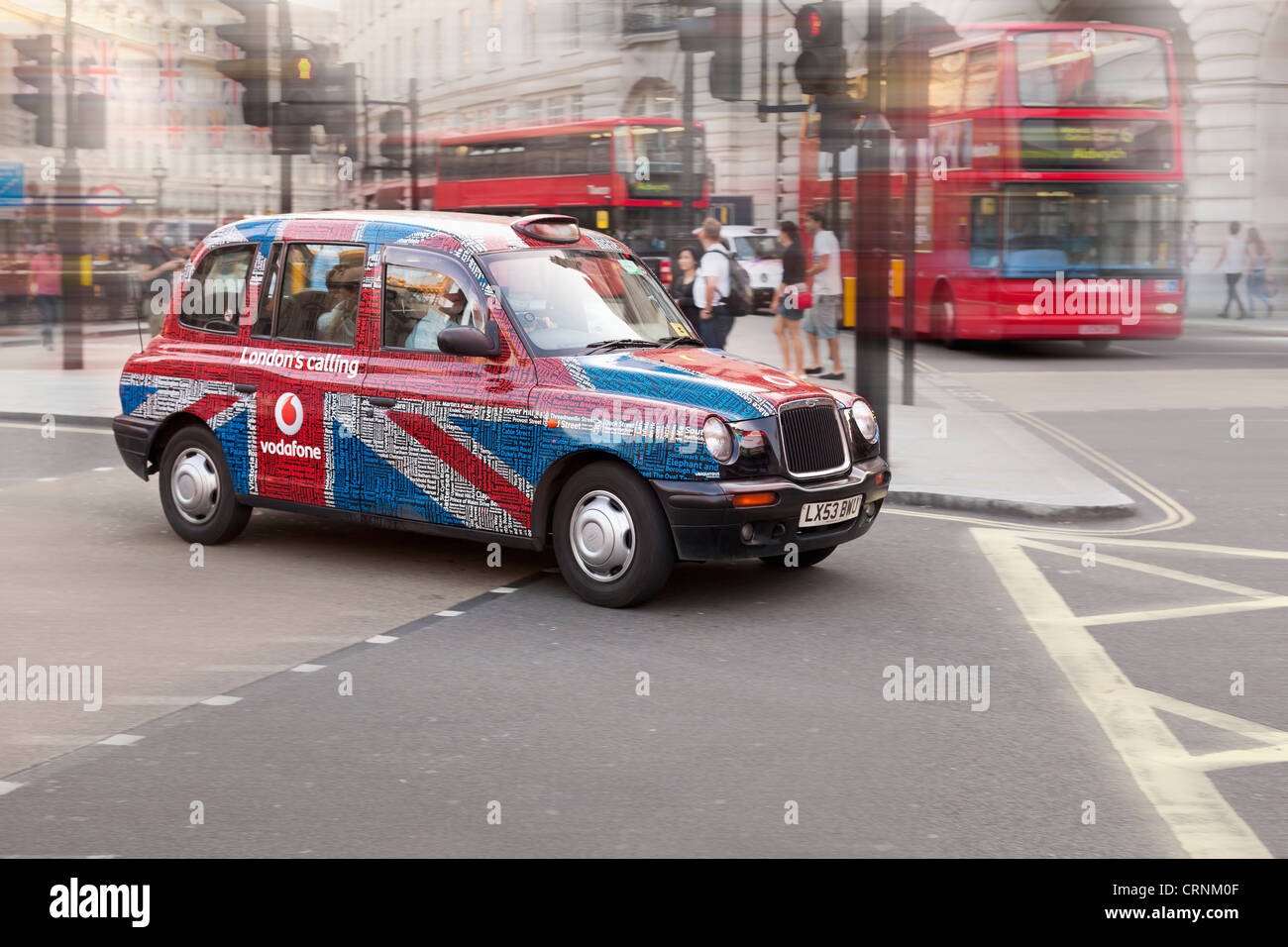 Vodafone "Londres llama wrap' Publicidad en taxis de Londres, Inglaterra Foto de stock