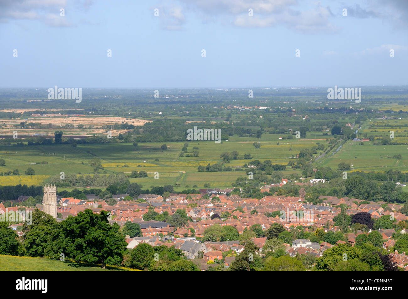 Vista desde Glastonbury Tor en la ciudad de Glastonbury y los niveles de Somerset. Foto de stock