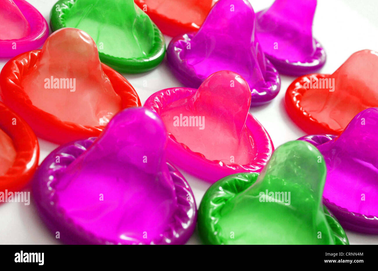 Condones de anticonceptivos se muestra en varios colores. Foto de stock
