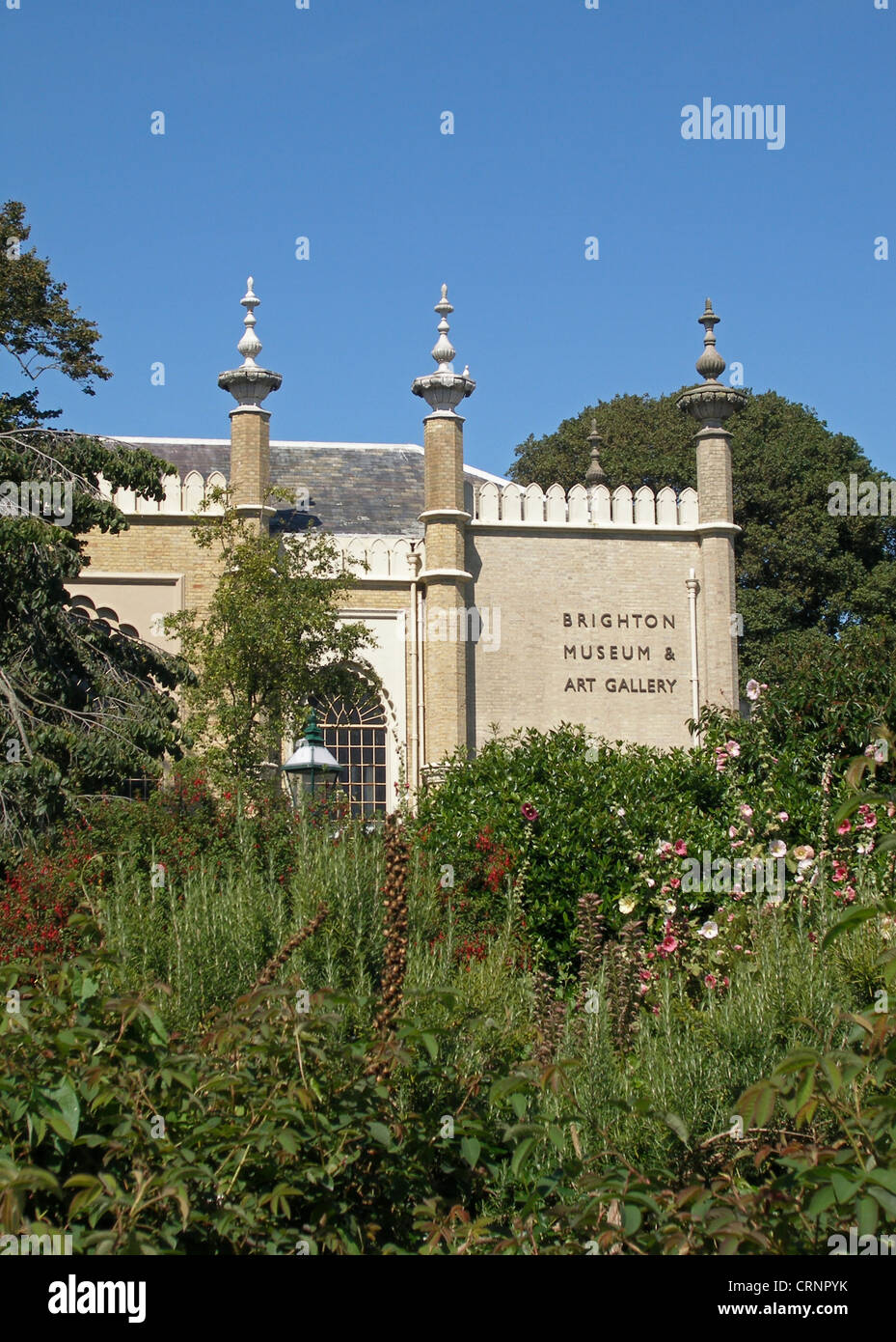 Museo y Galería de Arte Brighton en el Royal Pavilion gardens. Foto de stock