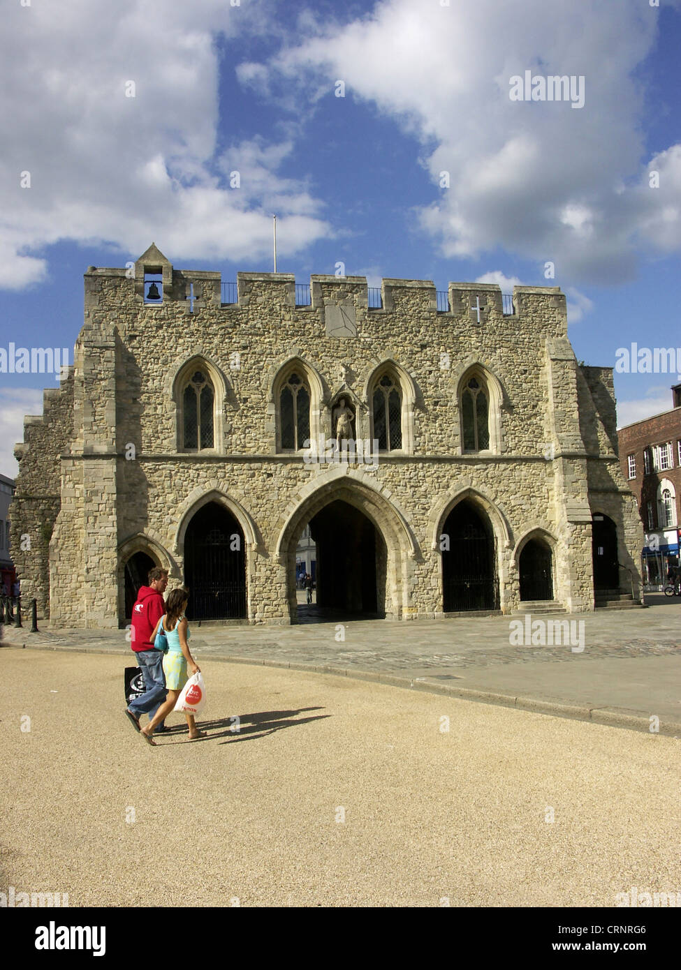 El Bargate en Southampton, un edificio catalogado de grado I y programado un monumento construido en época normanda como parte de las fortif Foto de stock