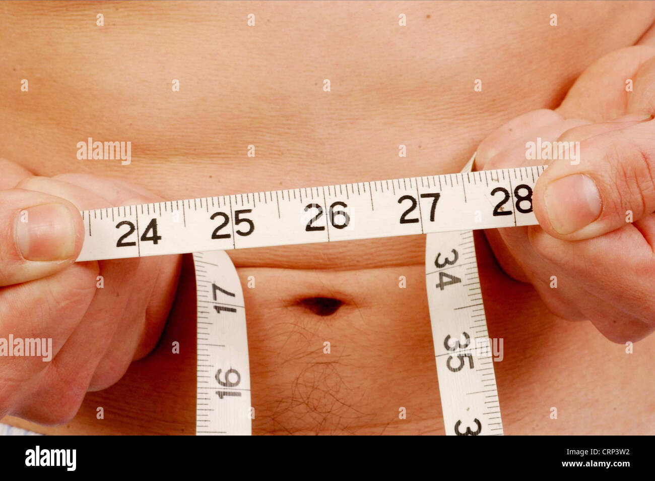 El hombre que mide su cuerpo. (Modelo liberado). Foto de stock