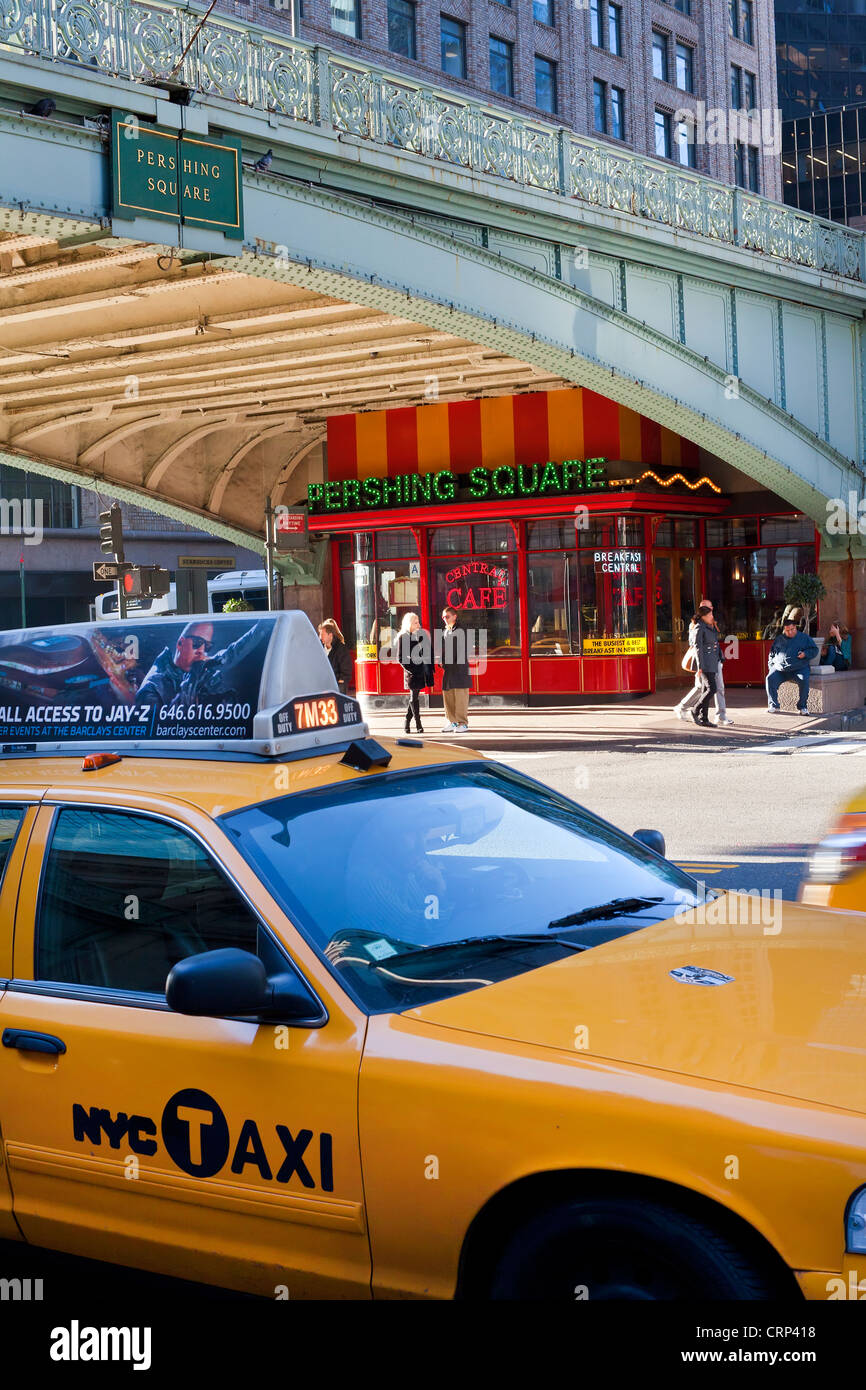 Taxi amarillo pasando fuera de la Grand Central Station, New York, Estados Unidos de América Foto de stock