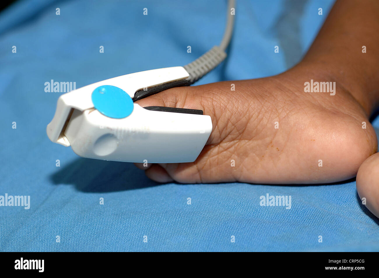 Cerca de un oxímetro (medidor de oxígeno en la sangre), que se utiliza para  medir la frecuencia del pulso y la concentración de oxígeno de la sangre  Fotografía de stock - Alamy