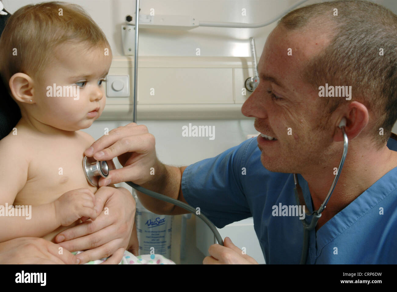 Un médico verifica la frecuencia cardiaca del bebé con un estetoscopio. Foto de stock