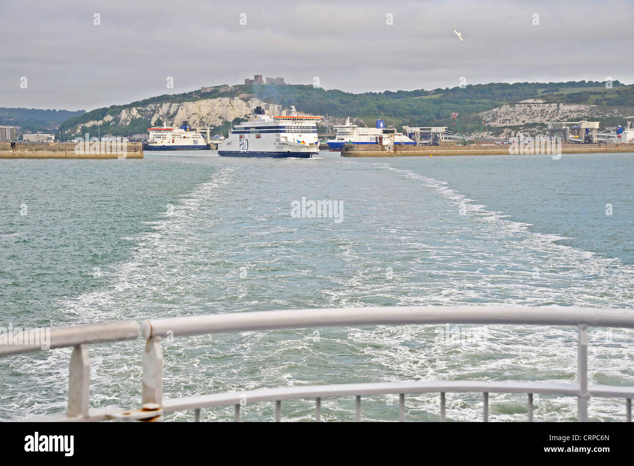 Ferry partiendo del puerto de Dover Foto de stock