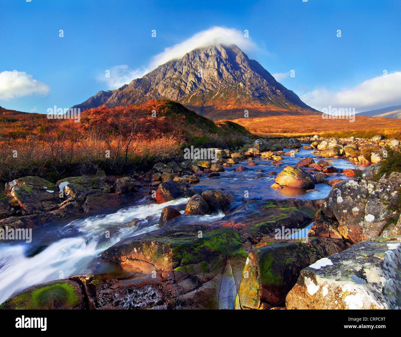 Vistas sobre el río Etive hacia Buachaille Etive Mor, una de las más reconocibles montañas en Escocia. Foto de stock