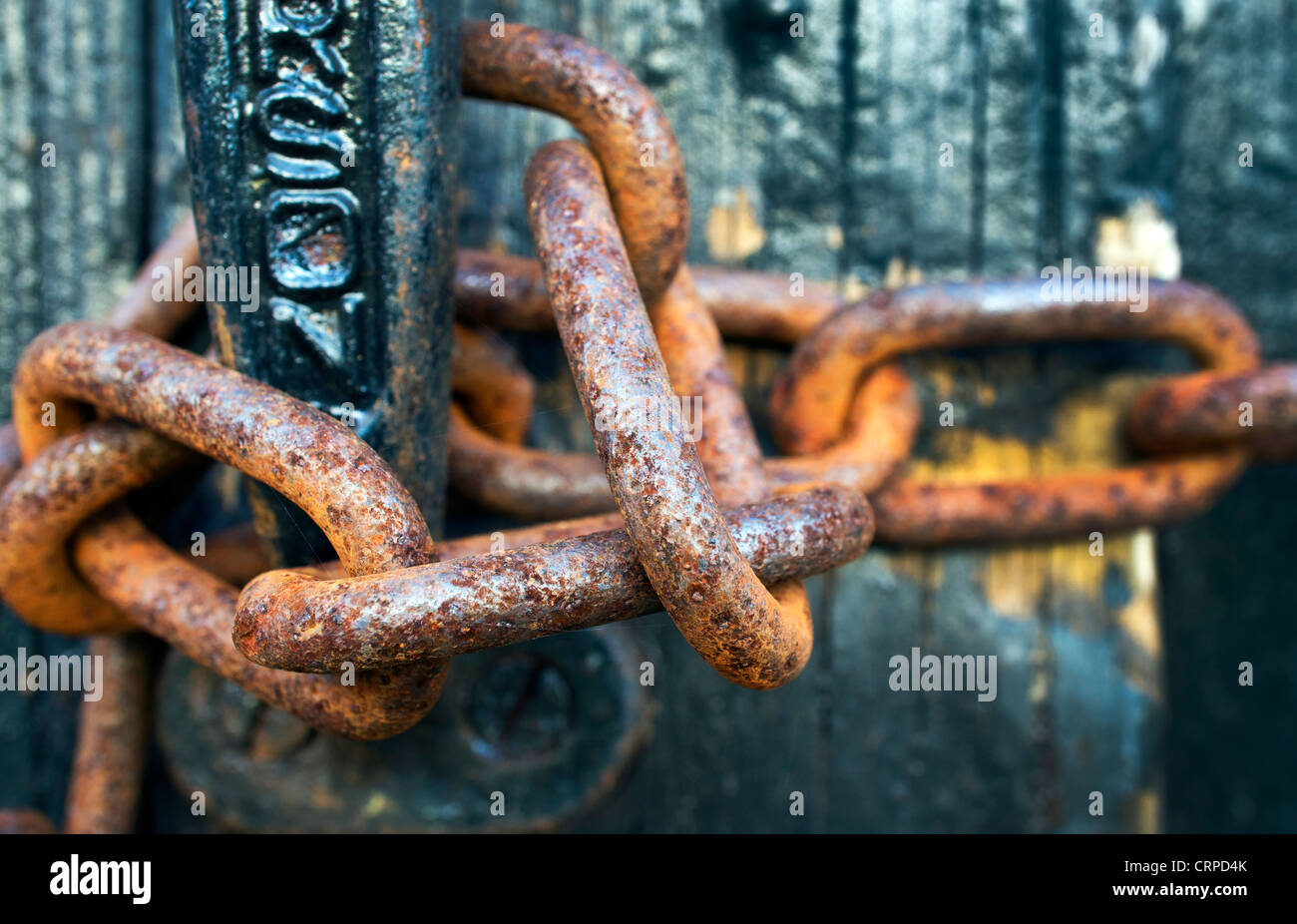 Close-up de una cadena candado oxidado. Foto de stock