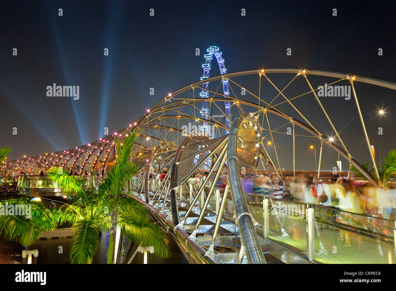 Sudeste asiático, Singapur, la hélice puente en Marina Bay y el Singapore Flyer Foto de stock