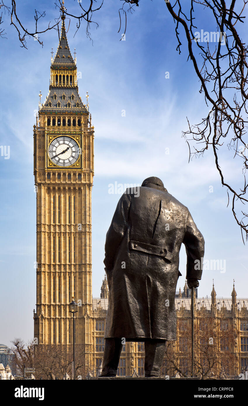 La estatua de Winston Churchill en Parliament Square, erigido en 1973 por Ivor Roberts-Jones, frente al Big Ben y las casas del Pa Foto de stock
