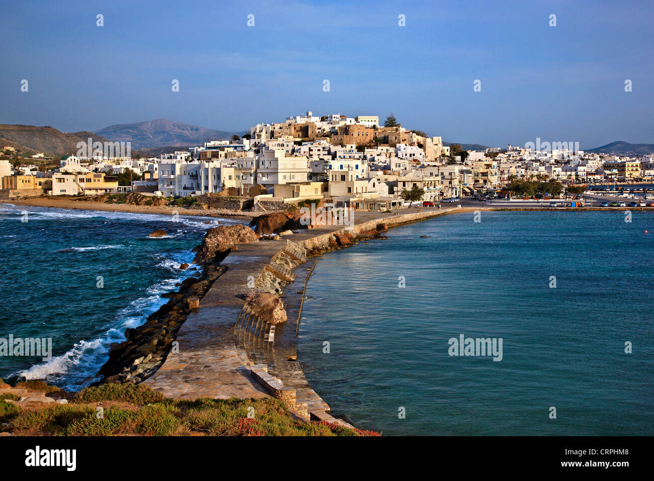 La Chora ('capital') de la isla de Naxos con el castillo de Sanoudos en la parte superior, tal como se ven desde la 'Portara', Cyclades, Grecia Foto de stock