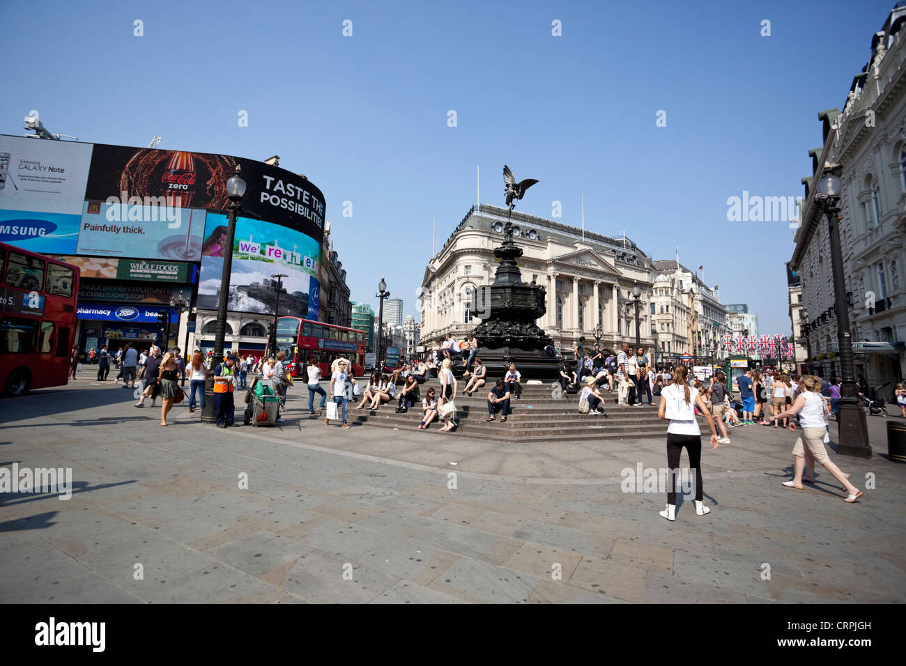 Diariamente la vida de la ciudad: Piccadilly Circus escena en un día de verano, Londres, Inglaterra, Reino Unido. Foto de stock