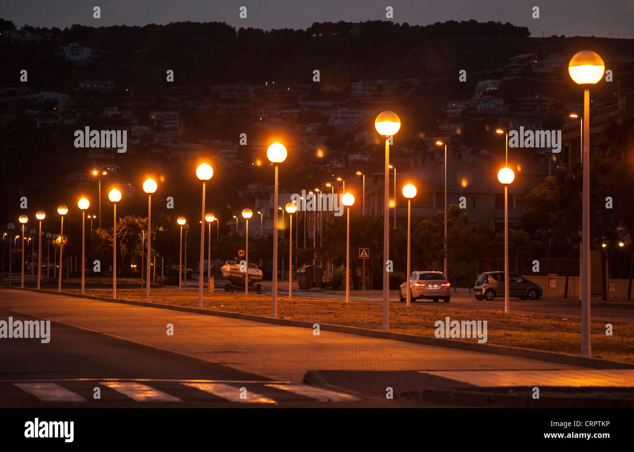 Filas paralelas de luces de la calle en una urbanización, Javea, España. Foto de stock