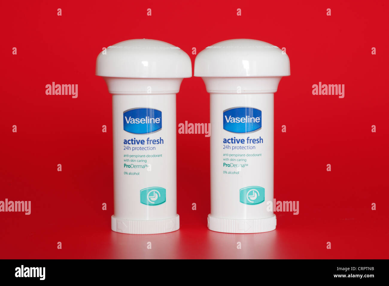Dos contra perspirant roll on activa desodorante fresco contenedores de  vaselina Fotografía de stock - Alamy