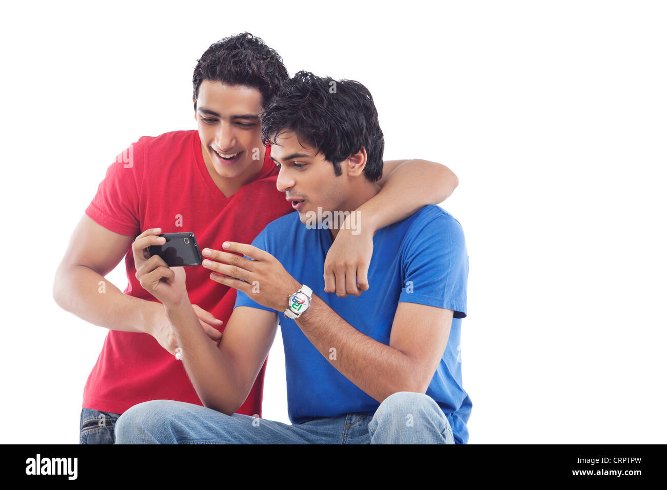 Dos jóvenes amigos compartir foto mensaje sobre fondo blanco. Foto de stock