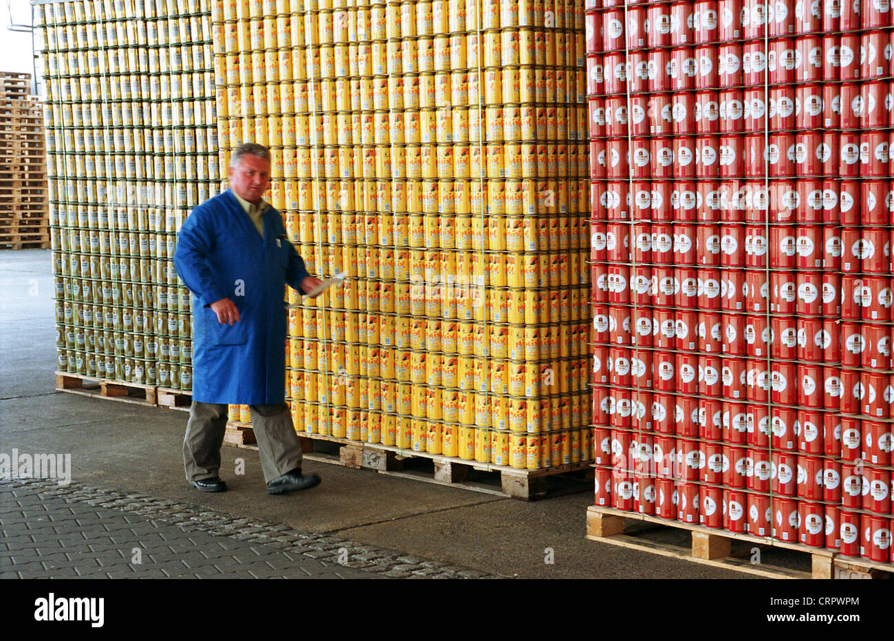Palets de latas de cerveza en la cervecería, Frankfurt/Oder Fotografía