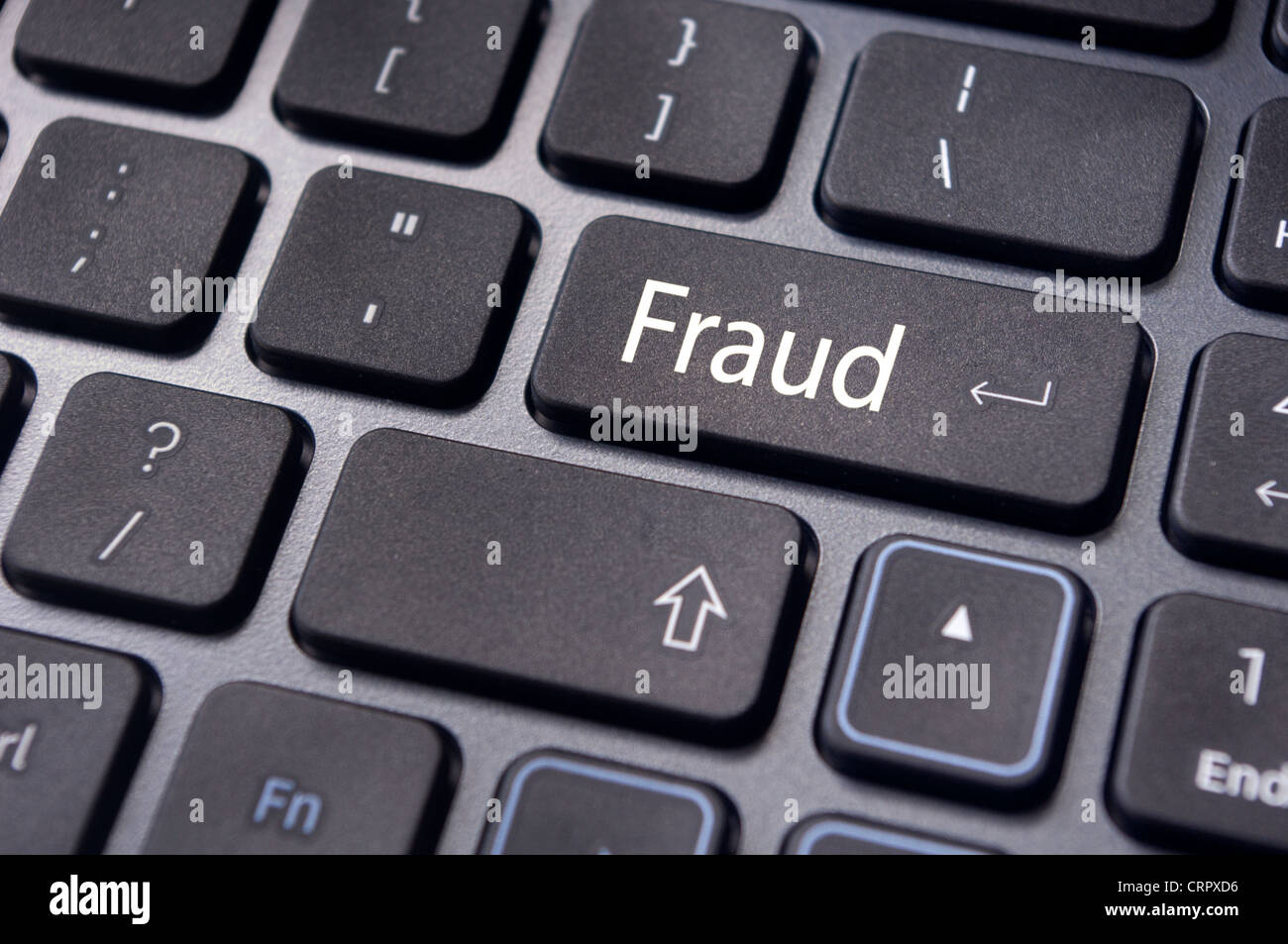 El fraude, la criminalidad en internet, con un mensaje sobre la tecla Enter del teclado del ordenador. Foto de stock