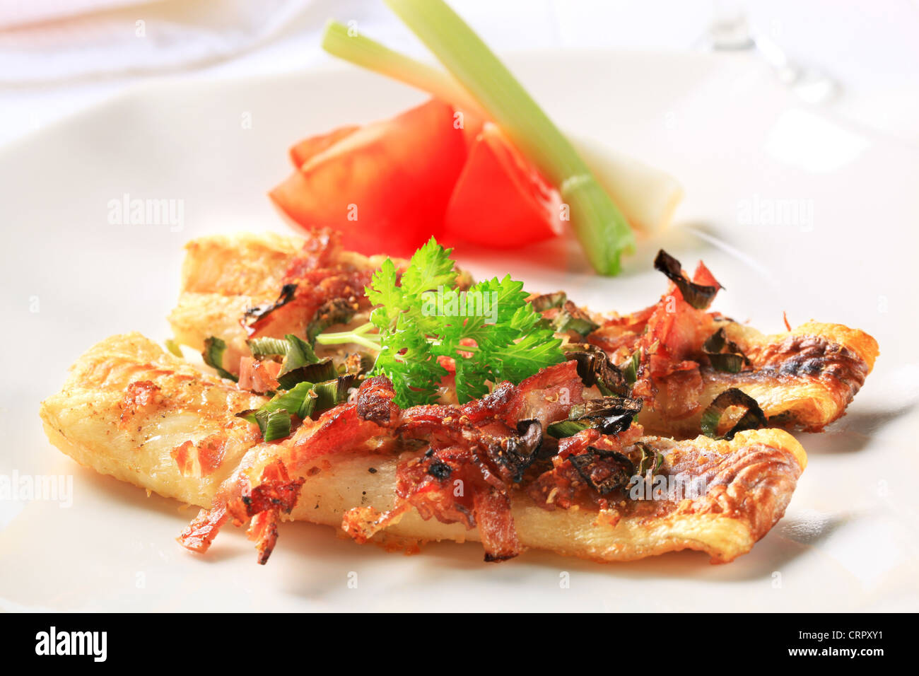 Filetes de pescado frito pan con tocino y cebolla Foto de stock