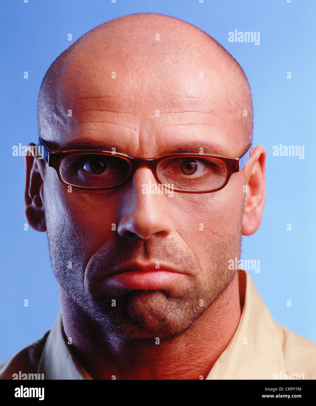 Hombre Calvo con gafas y pouts Fotografía de stock - Alamy