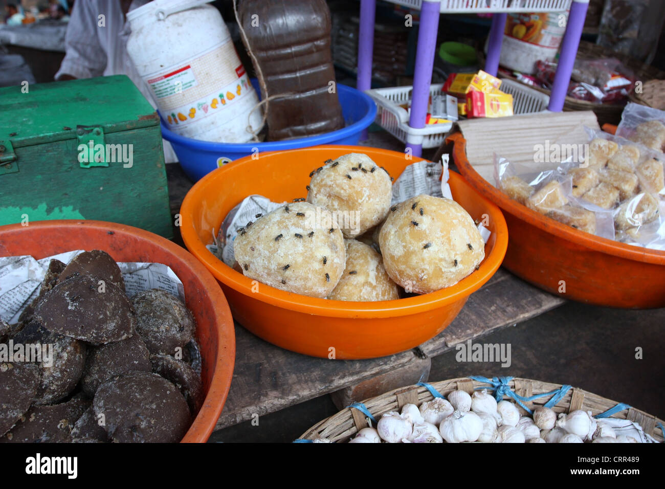Sugar Palm que también es conocido como Jaggery cubierto de moscas en un puesto en el mercado indio Foto de stock