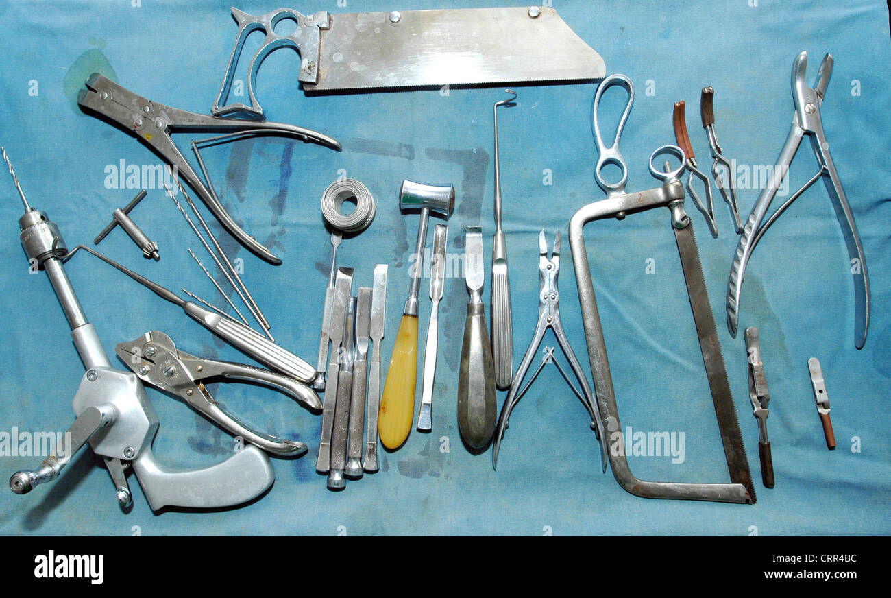 Una variedad de instrumentos quirúrgicos. Foto de stock