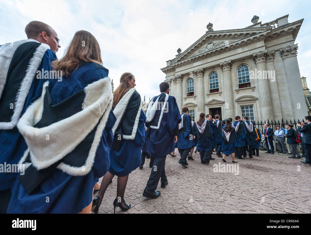 Los estudiantes que se gradúan en la Universidad de Cambridge Foto de stock