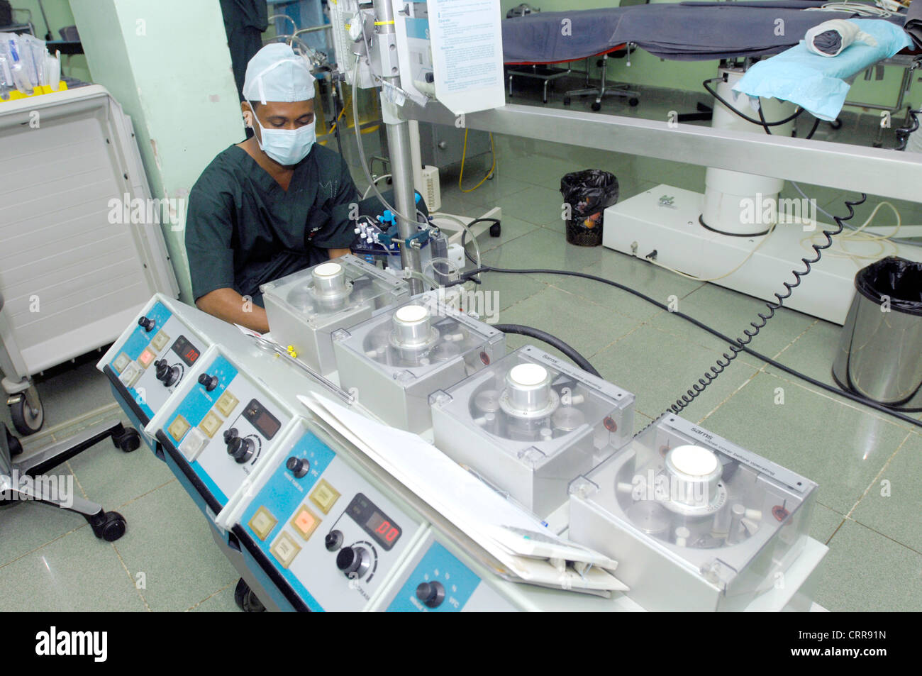 Un cirujano preparándose para una operación Foto de stock