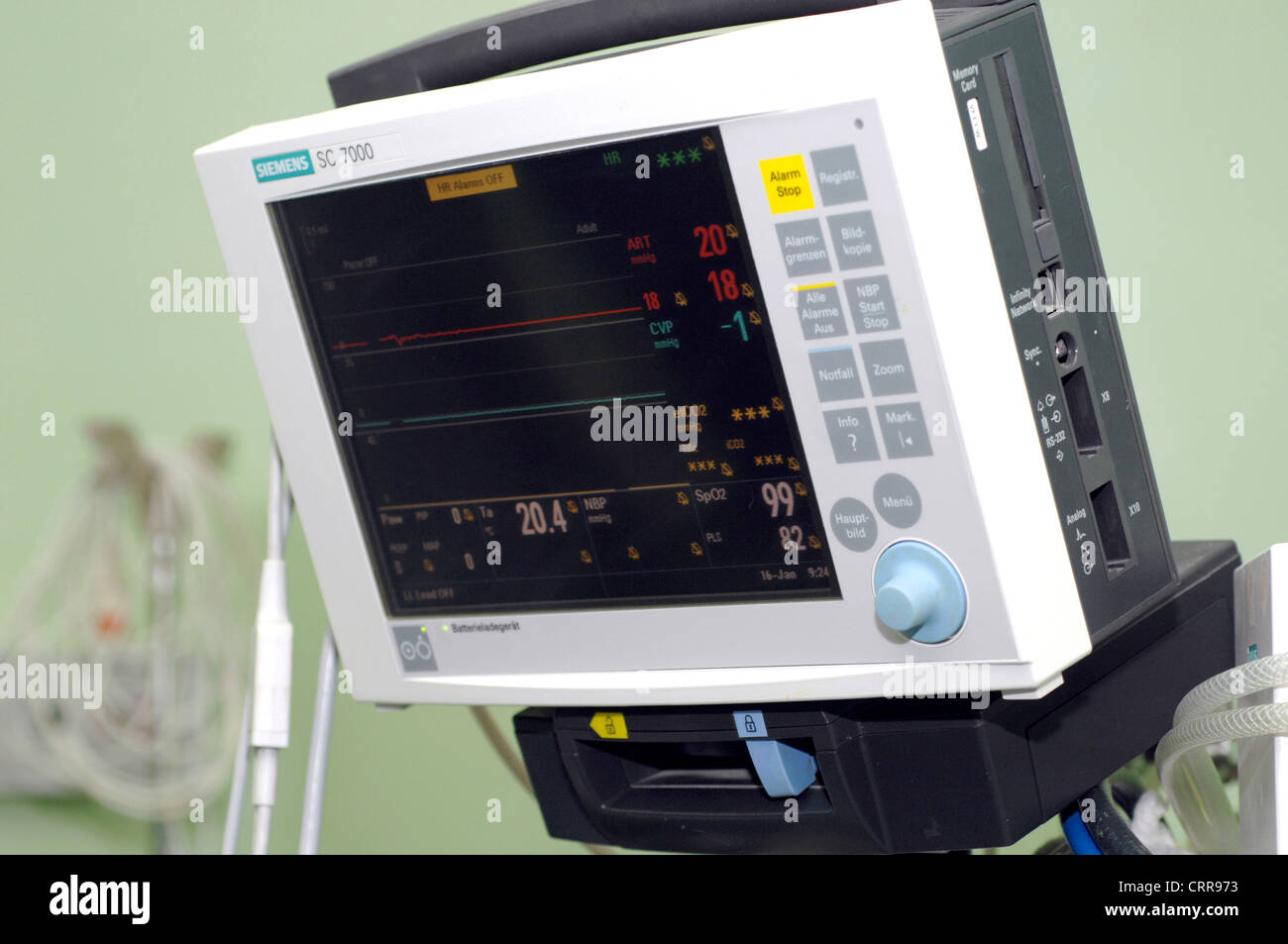 Monitor de ritmo cardíaco preparado para conexión al paciente (nota saturación sólo la sonda conectada). Foto de stock