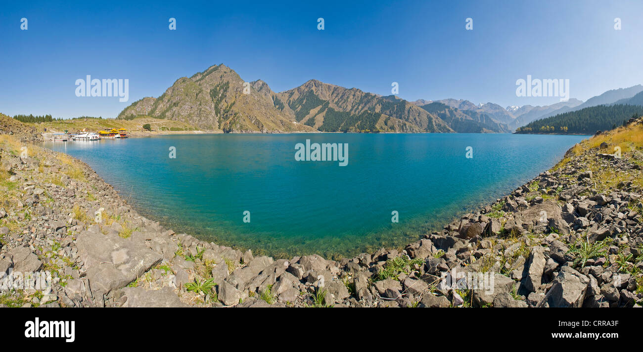 2 imagen panorámica de cosido con vistas al paisaje de los alpes chino de belleza, el lago celestial. Foto de stock