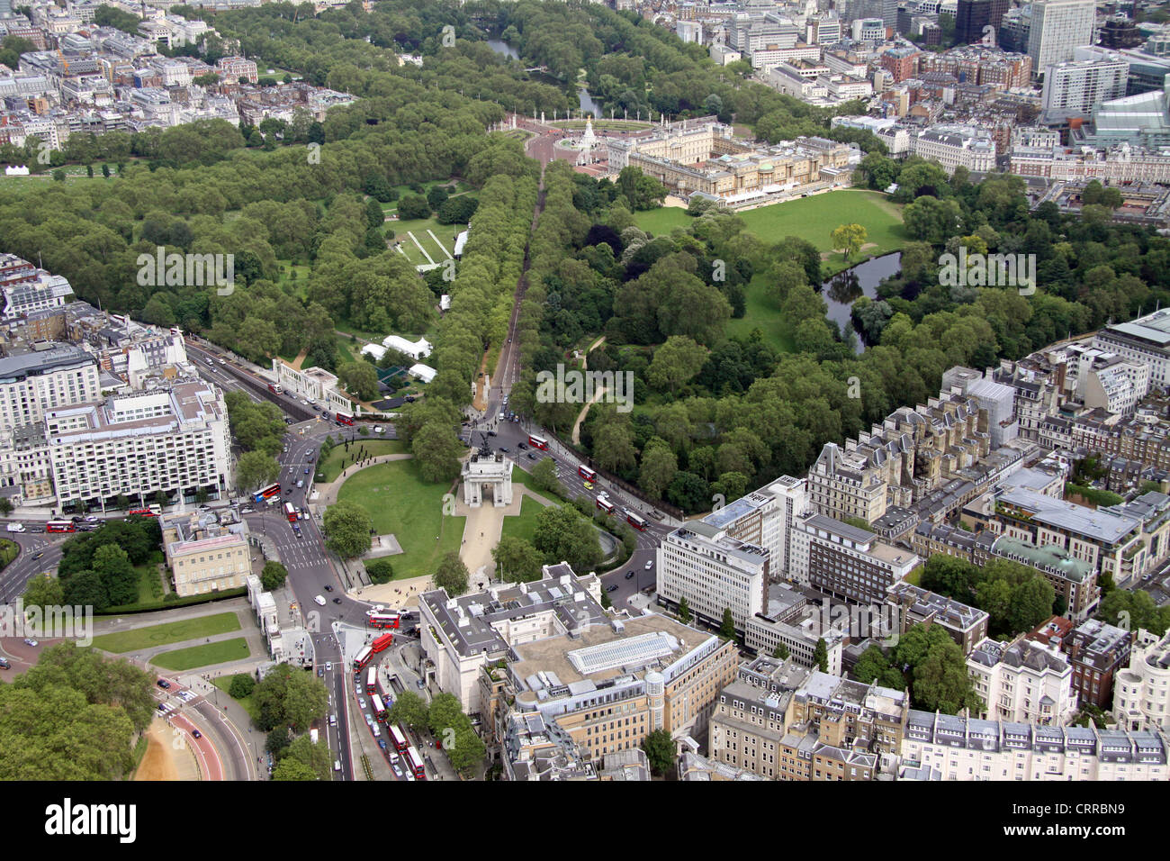 Vista aérea de Constitution Hill desde Hyde Park Corner y Wellington Arch hacia Buckingham Palace Foto de stock