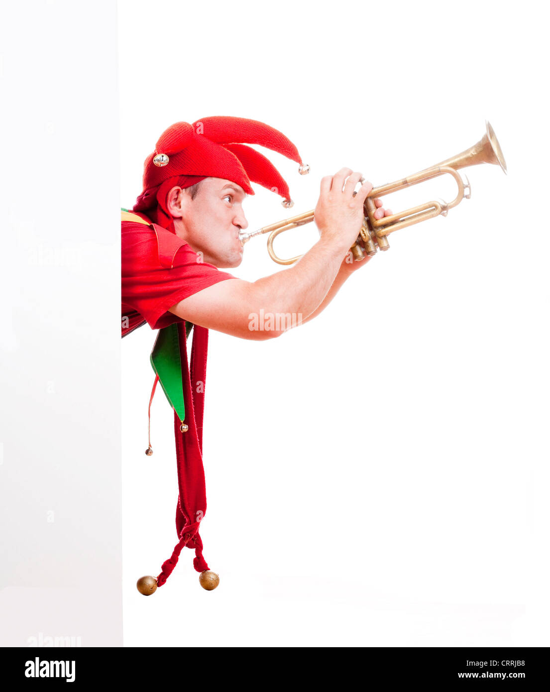Jester - entretenido figura en traje típico que sopla la trompeta Foto de stock