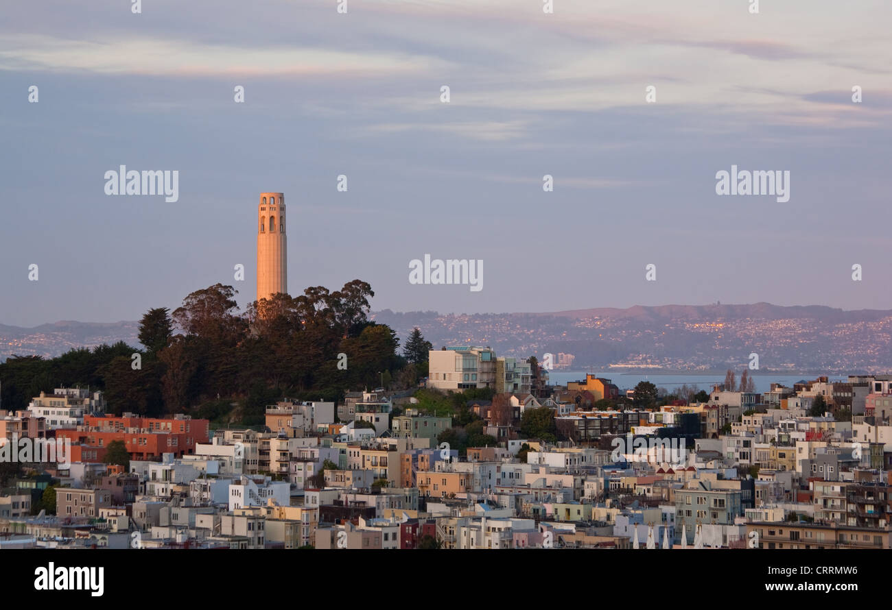 San Francisco y la torre Coit en la puesta de sol desde la colina de Nob Foto de stock