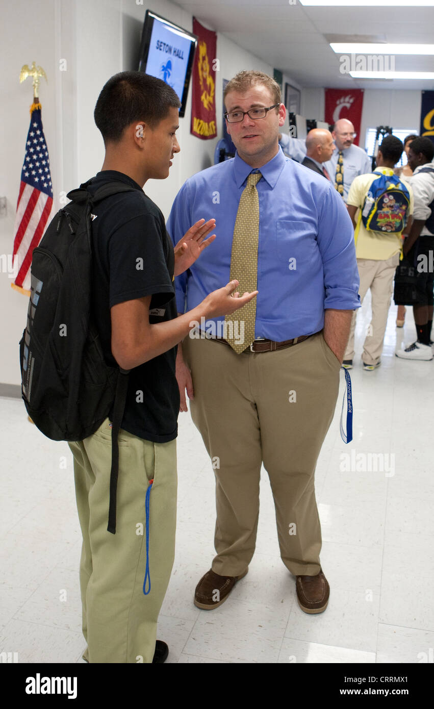 Los estudiantes afroamericanos habla a Anglo vice-principio de carta pública high school en Houston, Texas Foto de stock