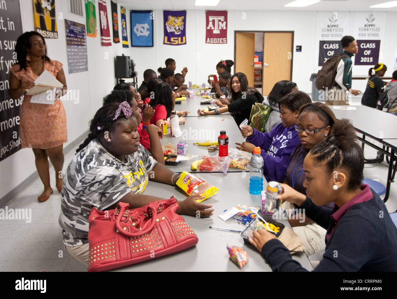 Grupos de estudiantes interactúan durante el almuerzo en una escuela pública en Houston, Texas Foto de stock