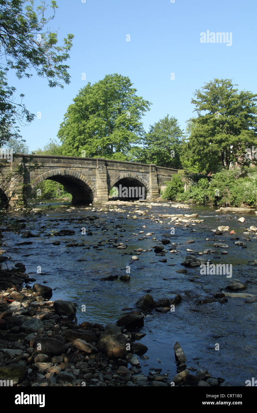 Río Skell y puente de carretera - Ripon, North Yorkshire, Inglaterra. Foto de stock