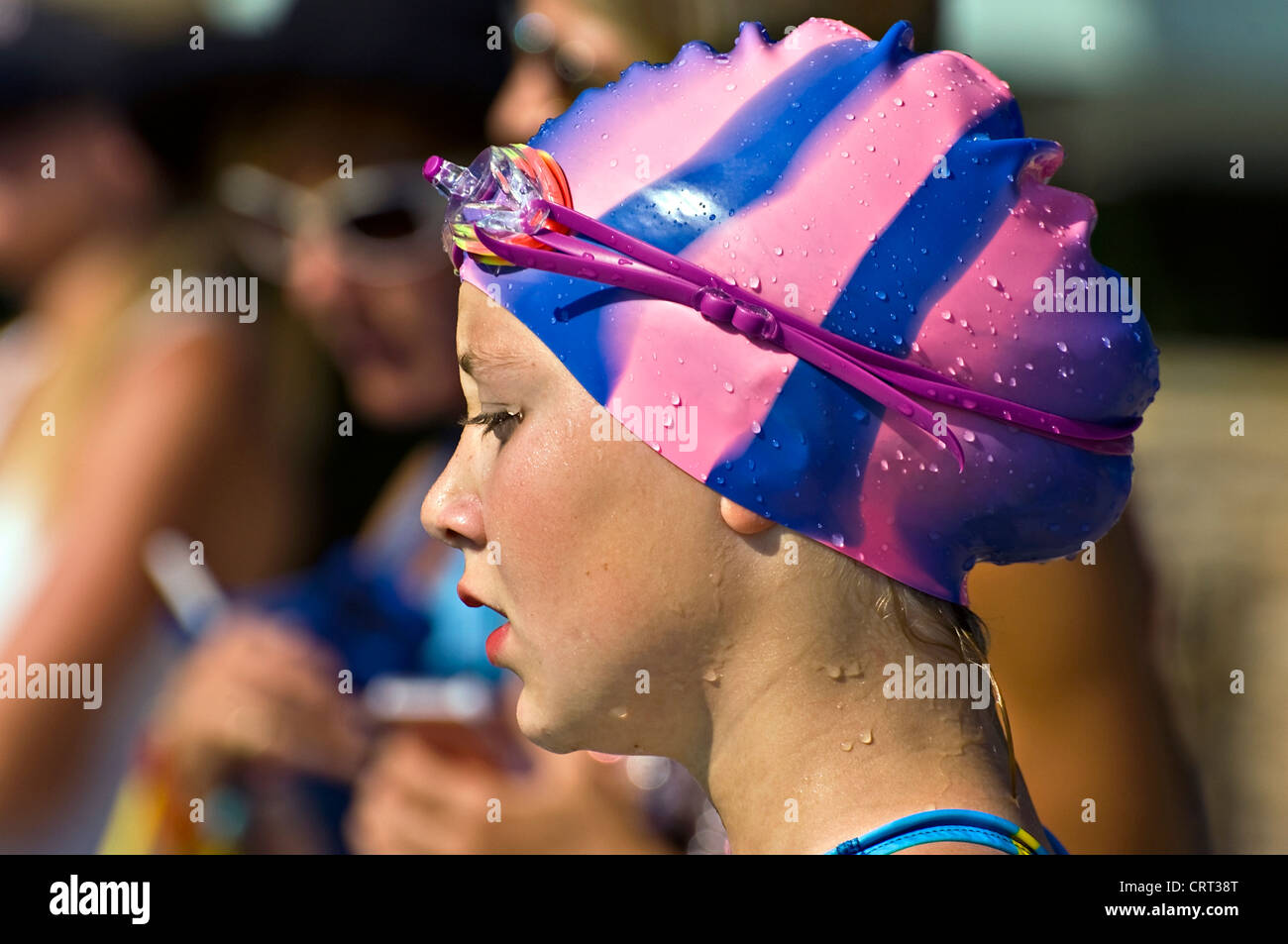 Una joven con gorra y gafas esperando su turno en el atletismo Fotografía  de stock - Alamy