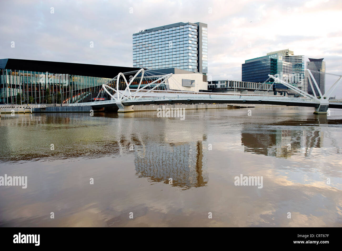 Centro de Convenciones de Melbourne, South Wharf y marineros de puente en la orilla sur del río Yarra en Melbourne, Victoria Foto de stock