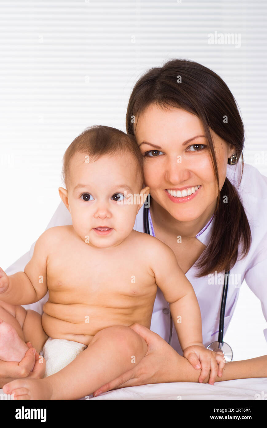 Bonito médico recién sobre un fondo blanco. Foto de stock