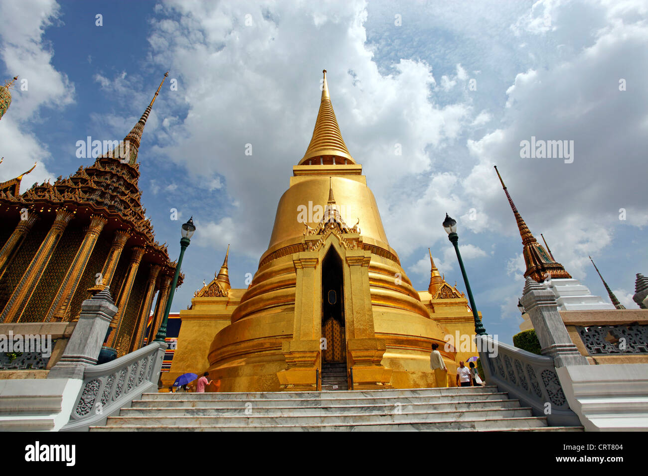 Phra Siratana Chedi dorado en la terraza superior en el Gran Palacio, Wat Phra Kaew, Bangkok, Tailandia. Foto de stock