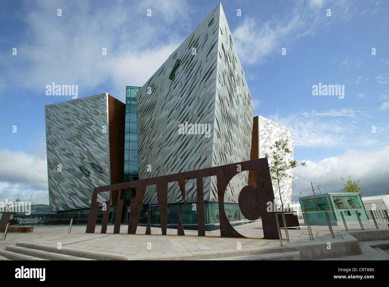 Vista lateral elevada del Titanic Belfast Titanic visitor center, edificio,  Titanic nombre corte de chapa de acero, revestimiento de aluminio  Fotografía de stock - Alamy