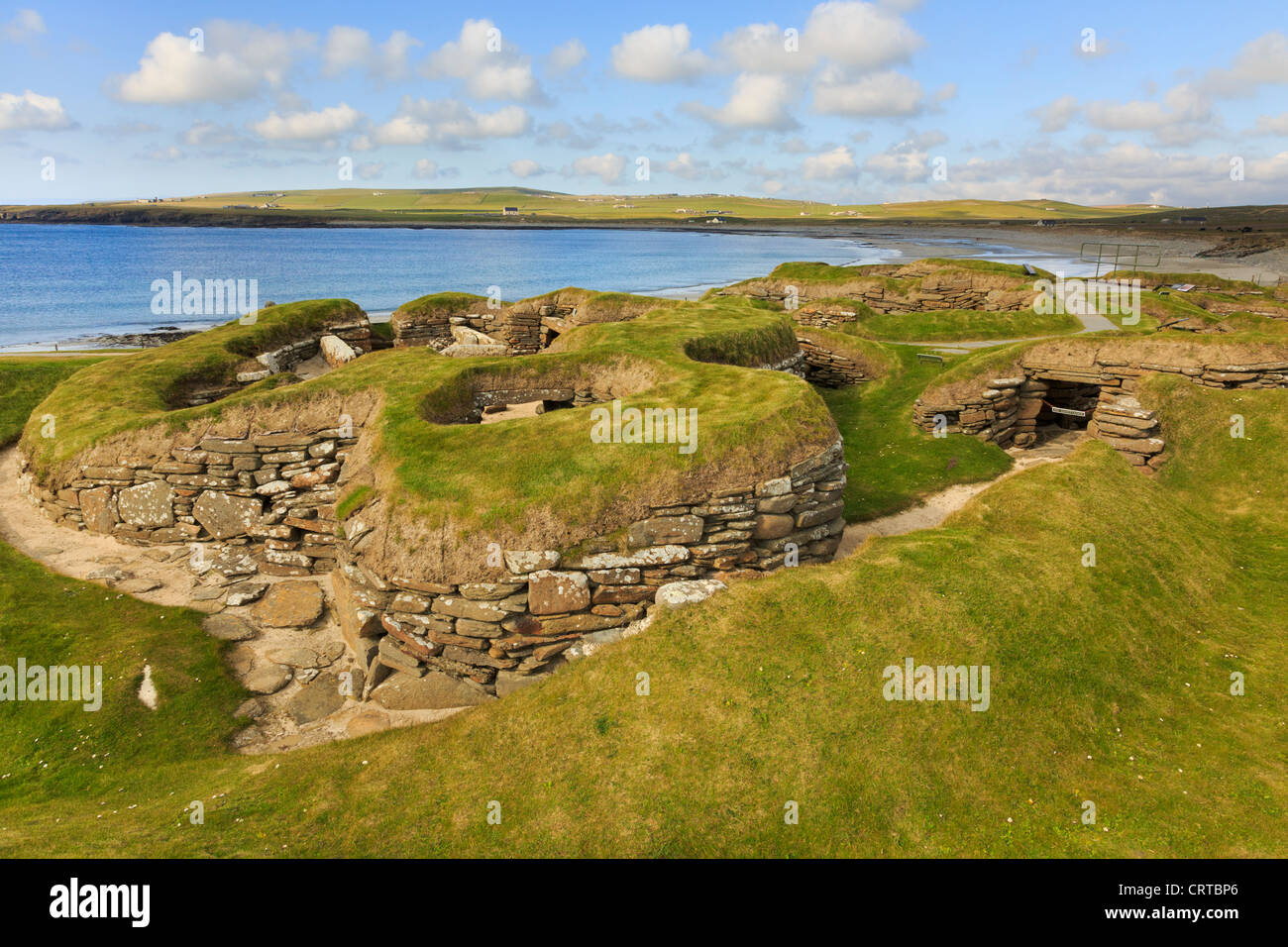 Excavaciones de antiguas casas prehistóricas en el pueblo neolítico en Skara Brae por la Bahía de Skaill Islas Orkney Escocia Reino Unido Gran Bretaña Foto de stock