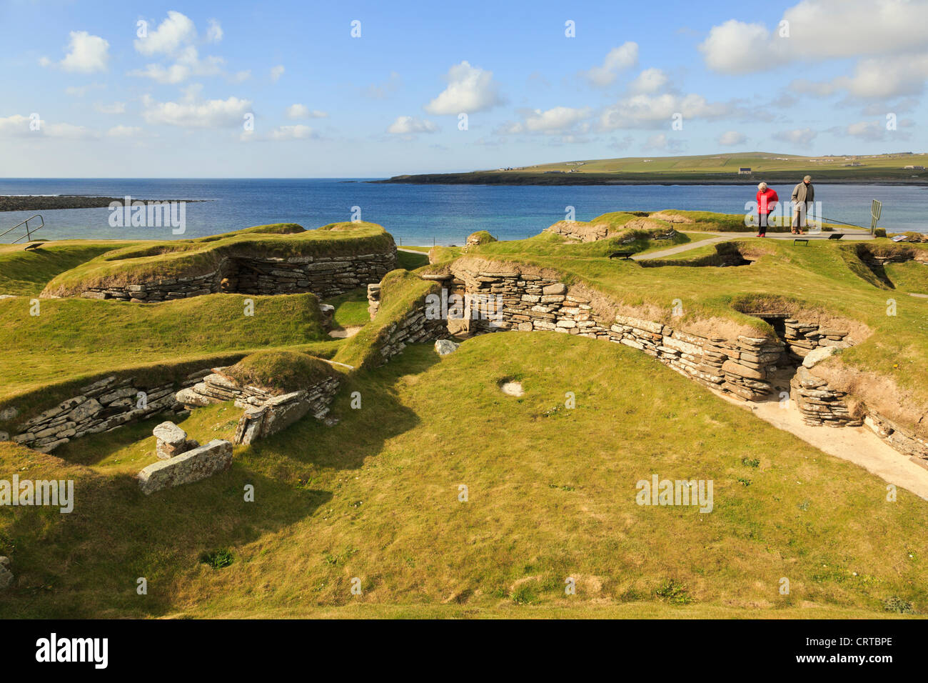 Las excavaciones prehistóricas de antiguas casas en la aldea neolítica en Skara Brae por Bahía de Skaill Islas Orkney Escocia UK Foto de stock