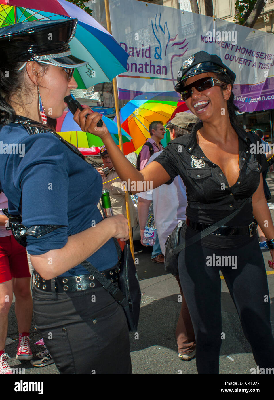 París, Francia, Lesbianas vestidas con uniformes de la policía Clowning en  Gay Pride (LGBT) Friends paris Fotografía de stock - Alamy