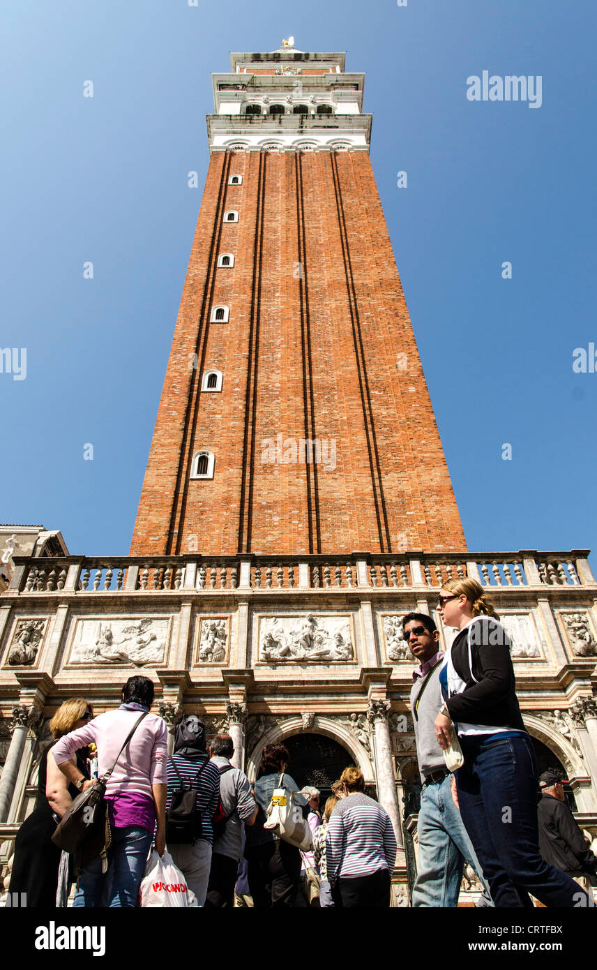 Torre campanario de la plaza de San Marcos (Campanile) VENECIA (Venezia) Veneto Italia Europa Foto de stock