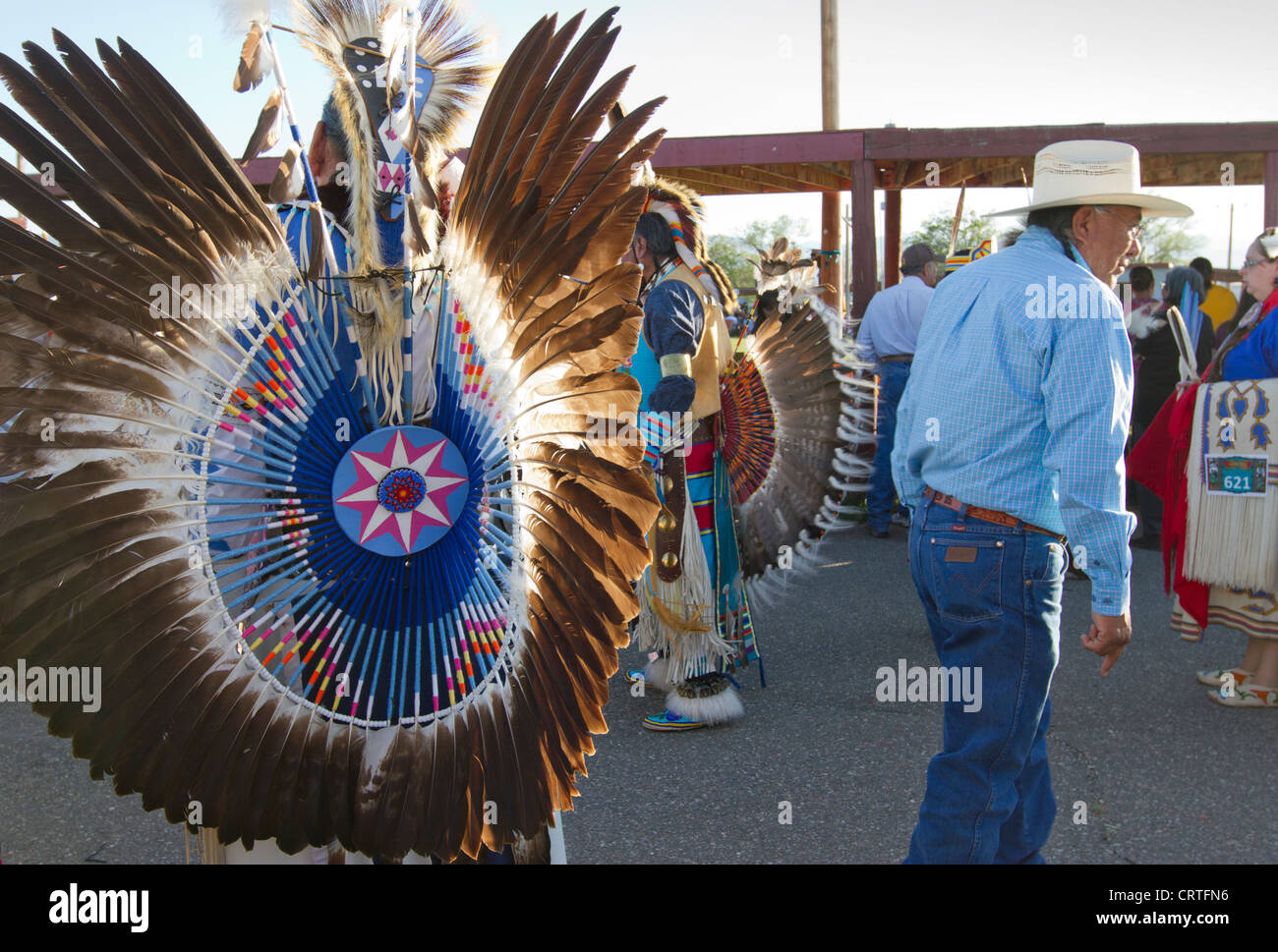Fort Washakie, Wyoming joven participante en un powwow comprobando la